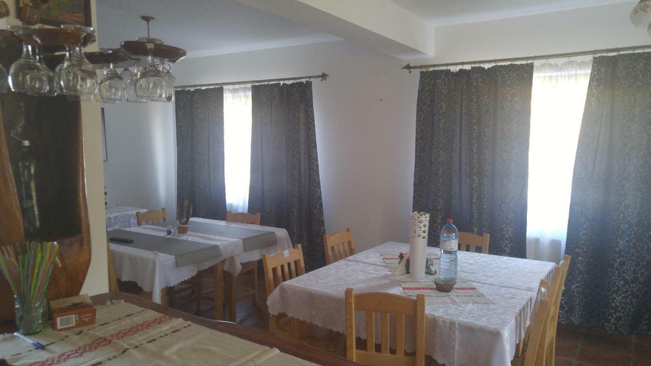 Pensiunea Casa Vanatorului Hotel Oteleni ภายนอก รูปภาพ